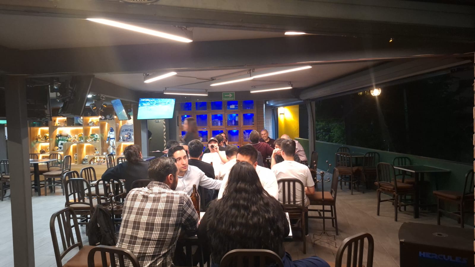 Ambiente nocturno con gente disfrutando