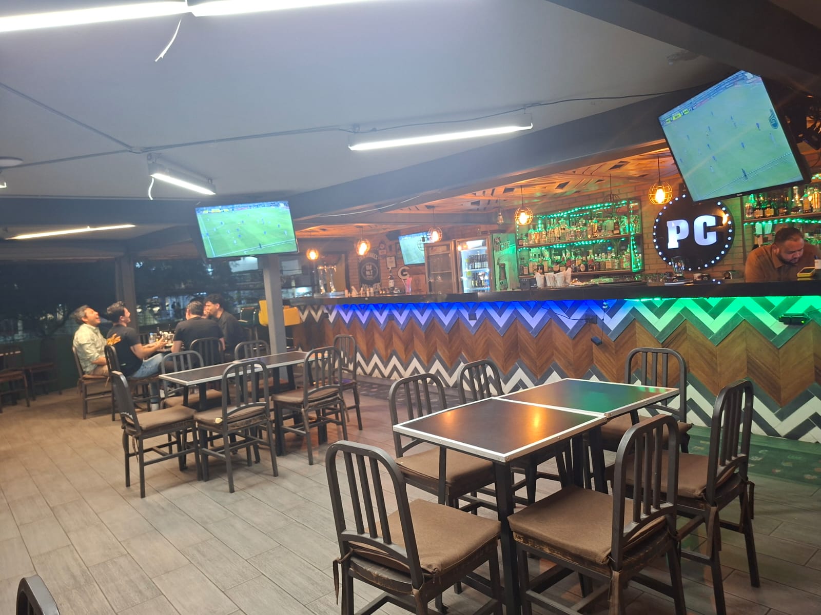 Barra principal con diseño chevron y neones azules