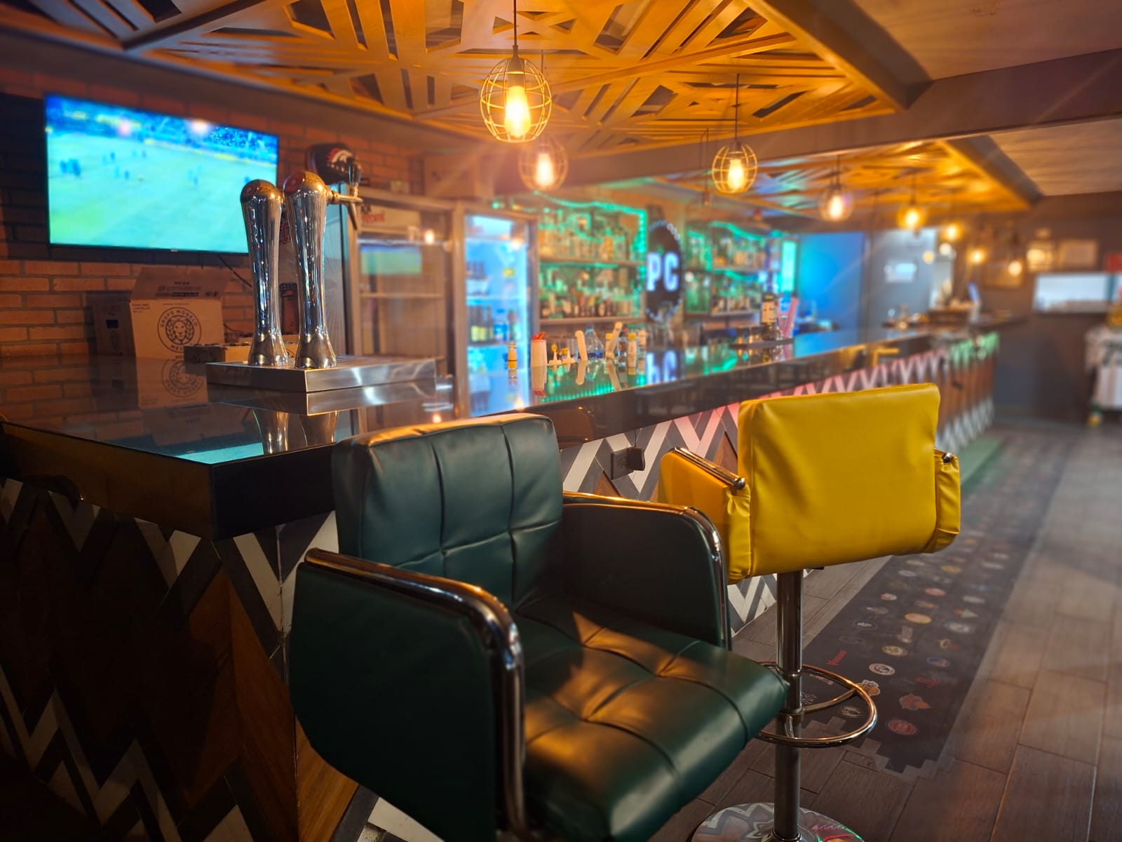 Sillas de bar vintage con vista a la barra