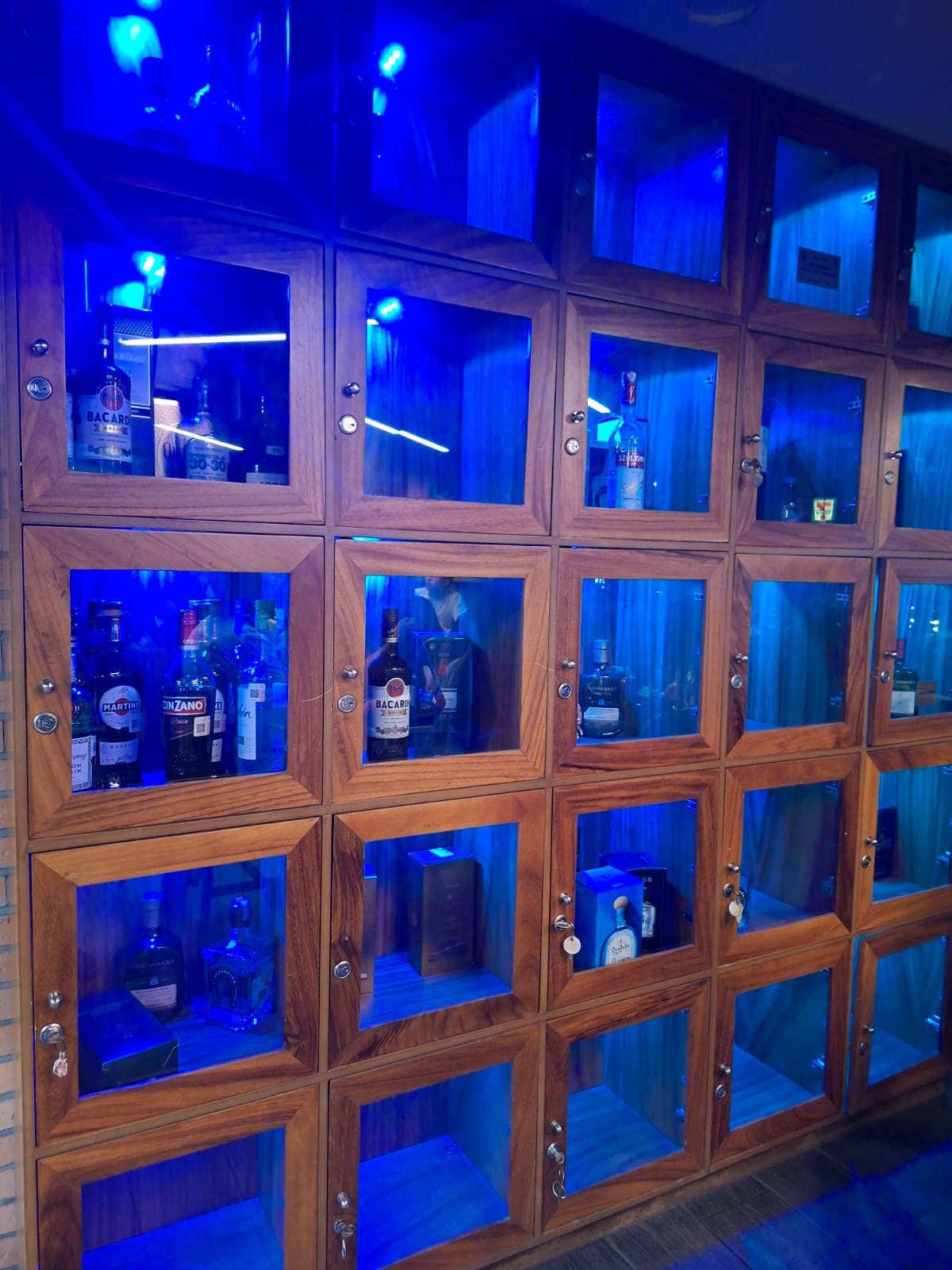 Lockers de licores premium con iluminación azul