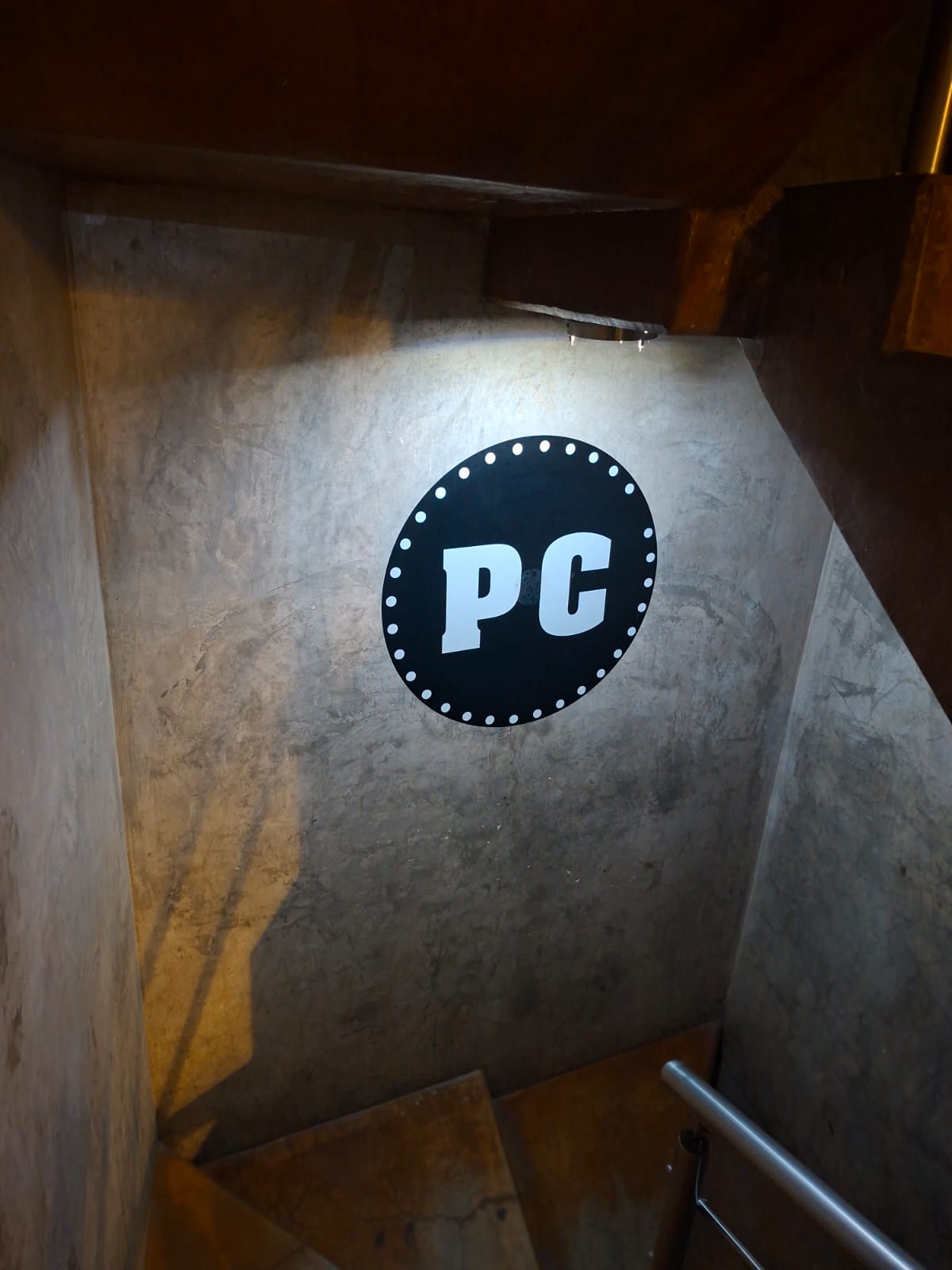 Logo PC en escalera
